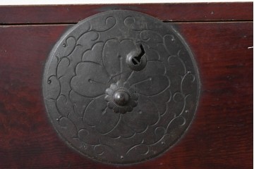 和製アンティーク　明治から大正期　美品　米沢箪笥　前面栗材　桜文様の丸金具が印象的な幅広サイズの重ね箪笥　(R-091150)