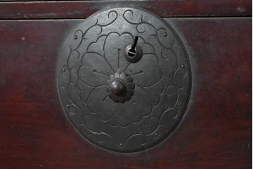 和製アンティーク　明治から大正期　美品　米沢箪笥　前面栗材　桜文様の丸金具が印象的な幅広サイズの重ね箪笥　(R-091150)