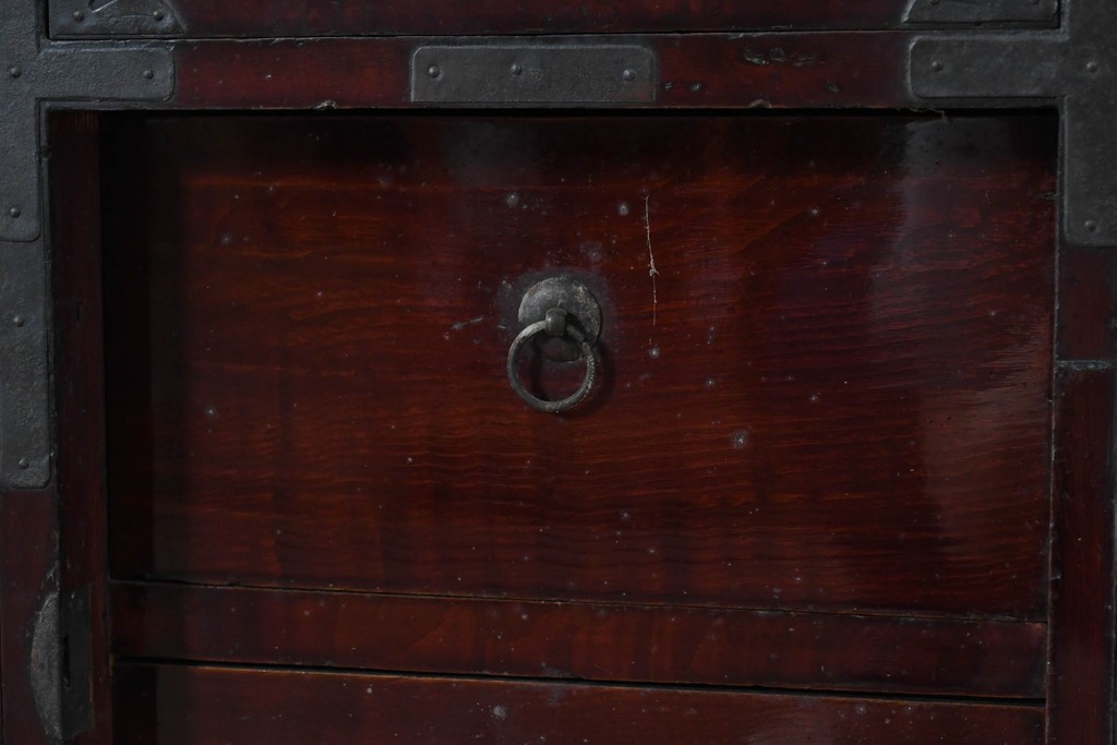 和製アンティーク　明治から大正期　美品　米沢箪笥　前面栗材　桜文様の丸金具が印象的な幅広サイズのローチェスト　(R-091151)