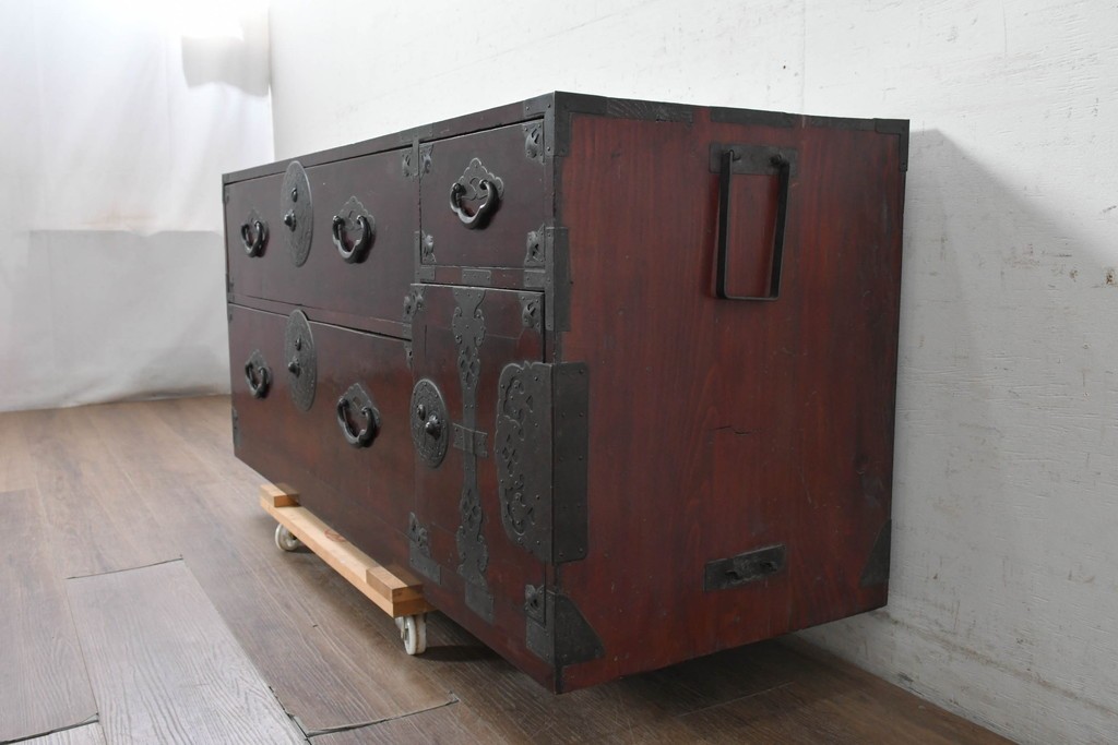和製アンティーク　明治から大正期　美品　米沢箪笥　前面栗材　桜文様の丸金具が印象的な幅広サイズのローチェスト　(R-091151)
