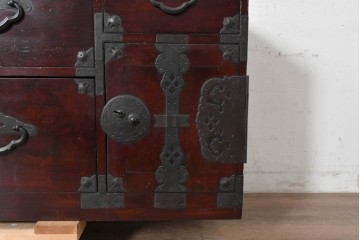 和製アンティーク　明治から大正期　美品　米沢箪笥　前面栗材　桜文様の丸金具が印象的な幅広サイズのローチェスト　(R-091151)