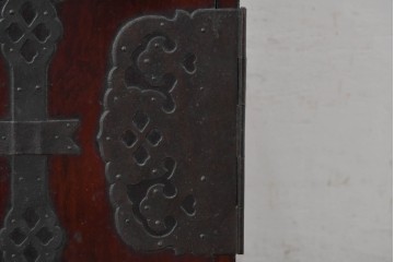 和製アンティーク　明治から大正期　美品　米沢箪笥　前面栗材　桜文様の丸金具が印象的な幅広サイズのローチェスト　(R-091151)