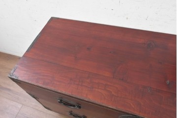 和製アンティーク　明治から大正期　美品　米沢箪笥　前面栗材　桜文様の丸金具が印象的な幅広サイズのローチェスト　(R-091152)