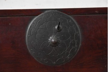 和製アンティーク　明治から大正期　美品　米沢箪笥　前面栗材　桜文様の丸金具が印象的な幅広サイズのローチェスト　(R-091152)