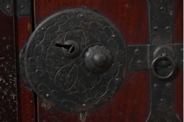 和製アンティーク　明治から大正期　米沢箪笥　前面栗材　桜文様の丸金具が印象的なローチェスト　(R-091154)
