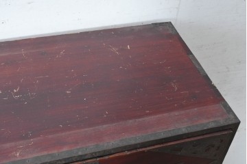 和製アンティーク　明治から大正期　漆塗り　吉祥文様の飾り金具を纏った重ね佐渡八幡箪笥　(R-091156)