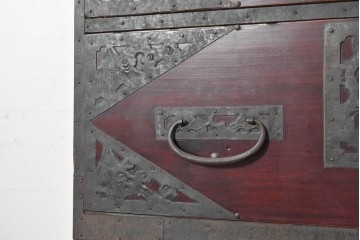 和製アンティーク　明治から大正期　漆塗り　吉祥文様の飾り金具を纏った重ね佐渡八幡箪笥　(R-091156)