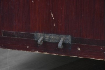 和製アンティーク　明治から大正期　佐渡八幡箪笥　漆塗り　縁起の良い意匠の金具を纏ったローチェスト　(R-091157)