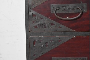 和製アンティーク　明治から大正期　佐渡八幡箪笥　漆塗り　縁起の良い意匠の金具を纏ったローチェスト　(R-091157)