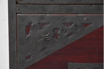 和製アンティーク　明治から大正期　佐渡八幡箪笥　漆塗り　縁起の良い意匠の金具を纏ったローチェスト　(R-091157)