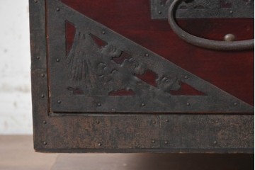 和製アンティーク　明治から大正期　佐渡八幡箪笥　漆塗り　縁起の良い意匠の金具を纏ったローチェスト　(R-091157)