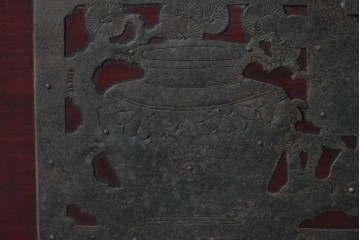 和製アンティーク　明治から大正期　佐渡八幡箪笥　漆塗り　縁起の良い意匠の金具を纏ったローチェスト　(R-091157)