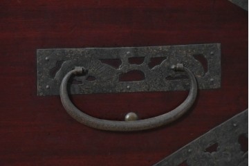 和製アンティーク　明治から大正期　佐渡八幡箪笥　漆塗り　縁起の良い意匠の金具を纏ったローチェスト　(R-091157)