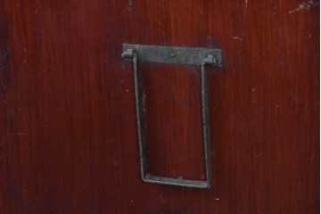 和製アンティーク　明治から大正期　佐渡八幡箪笥　漆塗り　鶴や亀などの吉祥文様金具が華やかなローチェスト　(R-091158)
