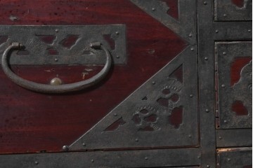 和製アンティーク　明治から大正期　佐渡八幡箪笥　漆塗り　鶴や亀などの吉祥文様金具が華やかなローチェスト　(R-091158)