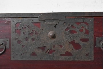 和製アンティーク　明治から大正期　佐渡八幡箪笥　漆塗り　鶴や亀などの吉祥文様金具が華やかなローチェスト　(R-091158)