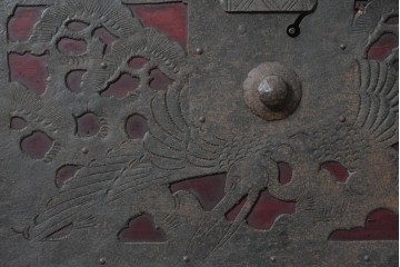 和製アンティーク　明治から大正期　佐渡八幡箪笥　漆塗り　鶴や亀などの吉祥文様金具が華やかなローチェスト　(R-091158)