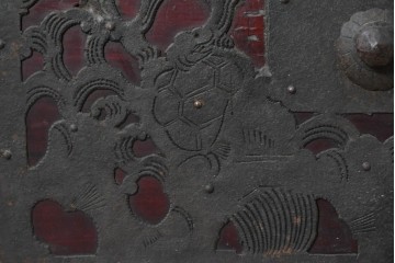 和製アンティーク　明治から大正期　佐渡八幡箪笥　漆塗り　鶴や亀などの吉祥文様金具が華やかなローチェスト　(R-091158)