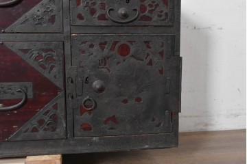 和製アンティーク　明治から大正期　佐渡八幡箪笥　漆塗り　鶴や亀などの吉祥文様金具が華やかなローチェスト　(R-091158)