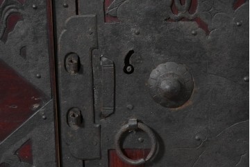 和製アンティーク　明治から大正期　佐渡八幡箪笥　漆塗り　鶴や亀などの吉祥文様金具が華やかなローチェスト　(R-091158)