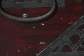 和製アンティーク　明治から大正期　佐渡八幡箪笥　漆塗り　鶴や亀などの吉祥文様金具が華やかなローチェスト　(R-091158)