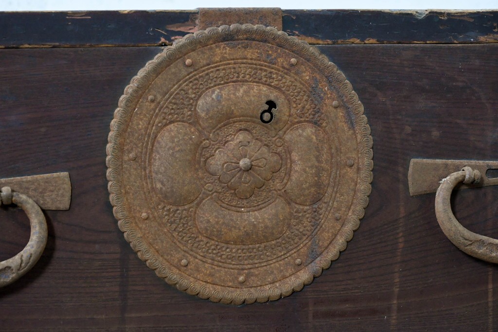 和製アンティーク　明治期　前面欅(ケヤキ)材　相馬箪笥　重厚な飾り金具と木目が魅力のチェスト　(R-091159)
