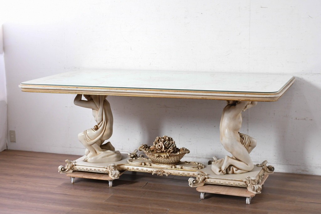 中古　イタリア製　美品　人物像と花籠装飾をあしらったガラス天板付きダイニングテーブル　(R-091161)