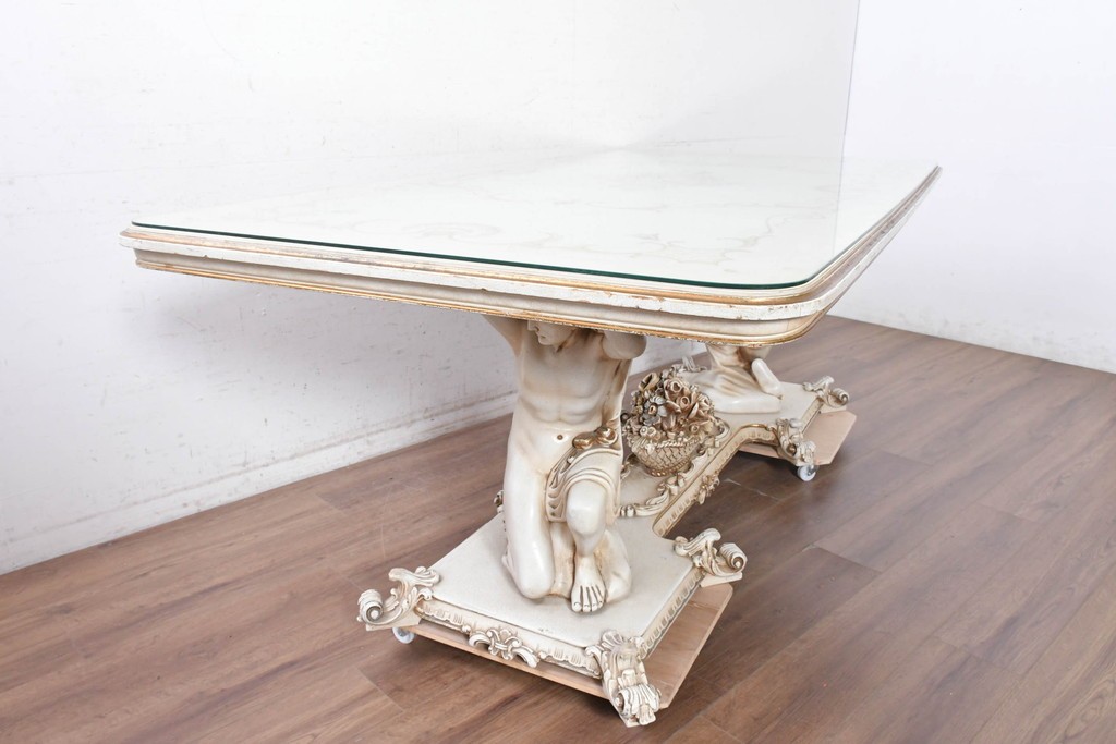 中古　イタリア製　美品　人物像と花籠装飾をあしらったガラス天板付きダイニングテーブル　(R-091161)