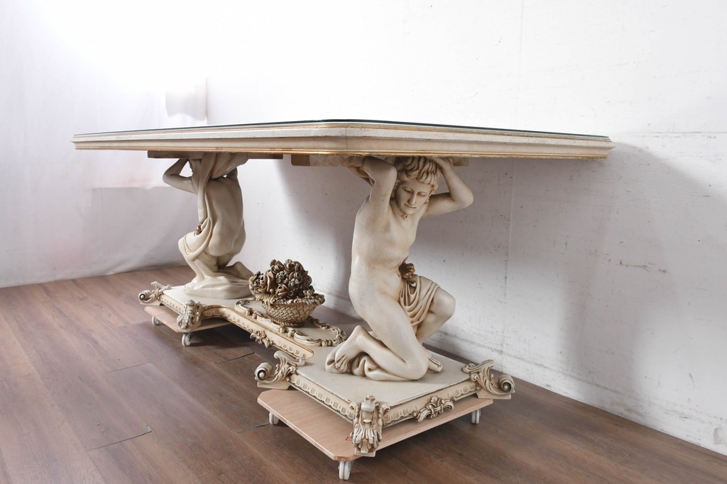 中古　イタリア製　美品　人物像と花籠装飾をあしらったガラス天板付きダイニングテーブル　(R-091161)