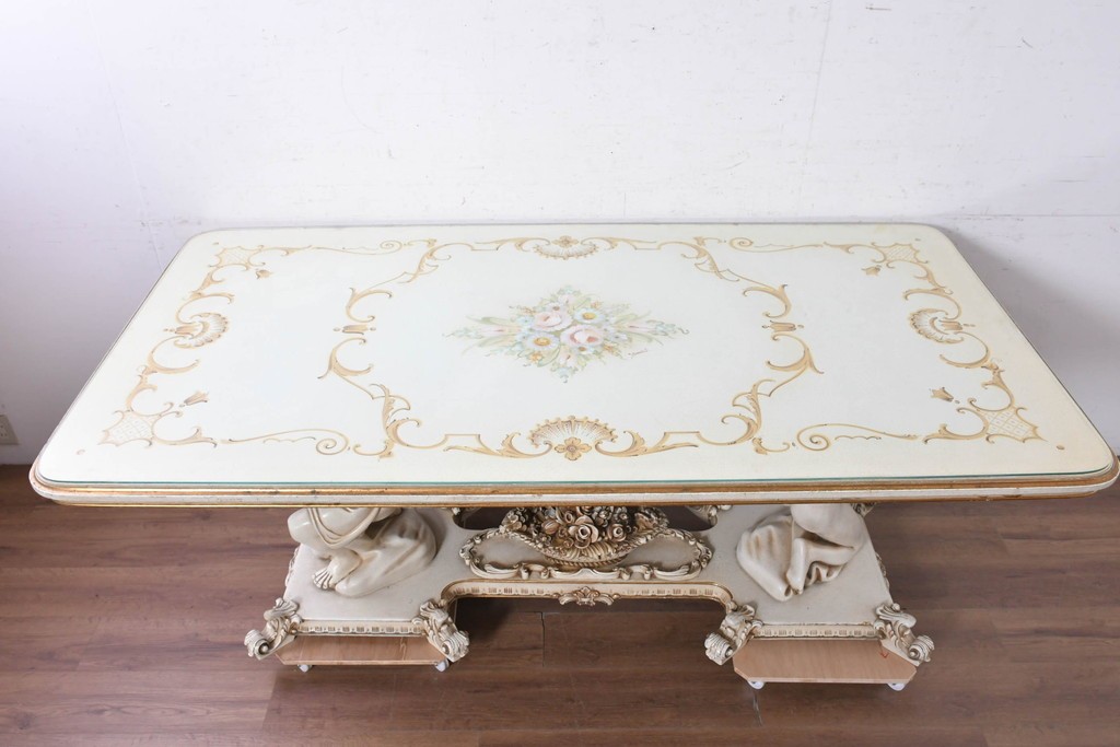 中古　イタリア製　美品　人物像と花籠装飾をあしらったガラス天板付きダイニングテーブル　(R-091161)