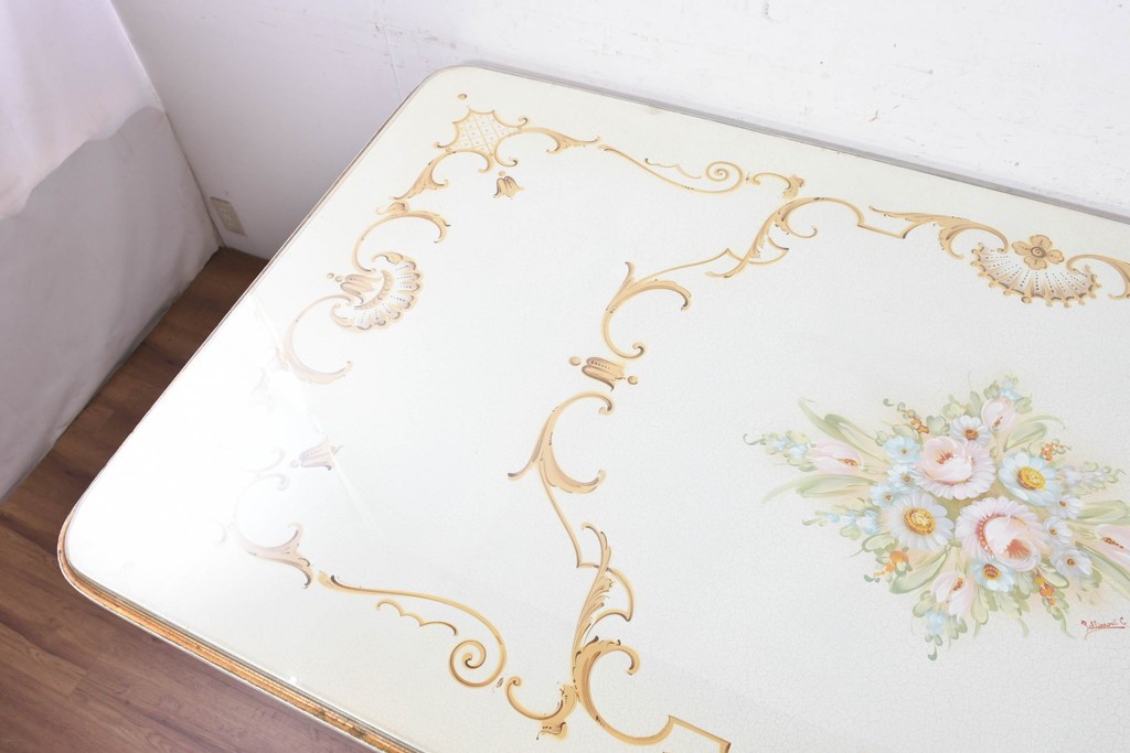 中古　イタリア製　美品　人物像と花籠装飾をあしらったガラス天板付きダイニングテーブル　(R-091161)