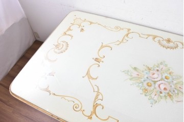 中古　イタリア製　美品　人物像と花籠装飾をあしらったガラス天板付きダイニングテーブル　(R-091161)