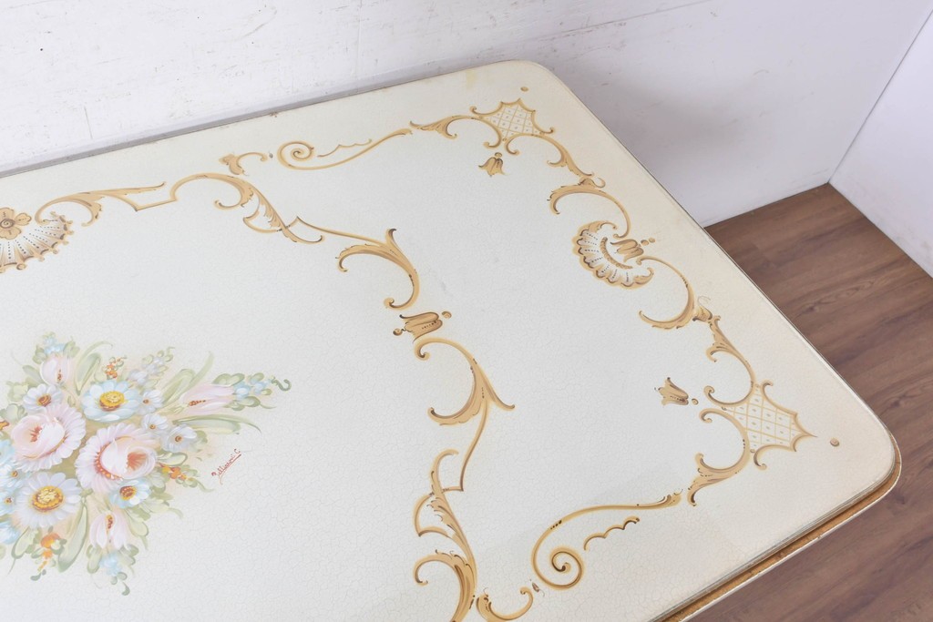 中古　イタリア製　美品　人物像と花籠装飾をあしらったガラス天板付きダイニングテーブル　(R-091161)