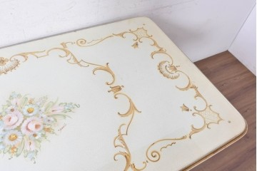 中古　イタリア製　美品　人物像と花籠装飾をあしらったガラス天板付きダイニングテーブル　(R-091161)