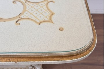 中古　イタリア製　美品　人物像と花籠装飾をあしらったガラス天板付きダイニングテーブル　(R-091161)