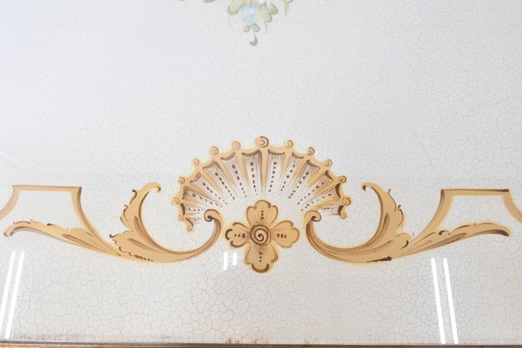 中古　イタリア製　美品　人物像と花籠装飾をあしらったガラス天板付きダイニングテーブル　(R-091161)