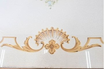 中古　イタリア製　美品　人物像と花籠装飾をあしらったガラス天板付きダイニングテーブル　(R-091161)