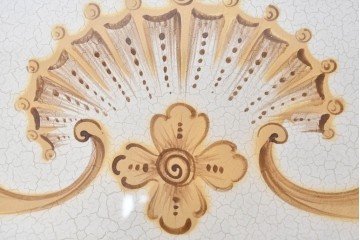 中古　イタリア製　美品　人物像と花籠装飾をあしらったガラス天板付きダイニングテーブル　(R-091161)