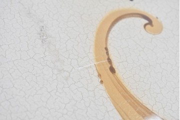 中古　イタリア製　美品　人物像と花籠装飾をあしらったガラス天板付きダイニングテーブル　(R-091161)