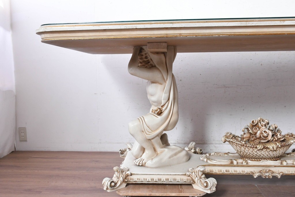 中古　イタリア製　美品　人物像と花籠装飾をあしらったガラス天板付きダイニングテーブル　(R-091161)