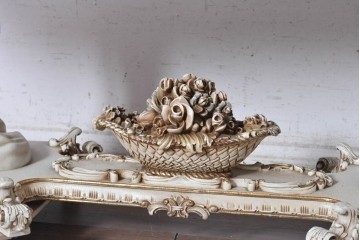 中古　イタリア製　美品　人物像と花籠装飾をあしらったガラス天板付きダイニングテーブル　(R-091161)