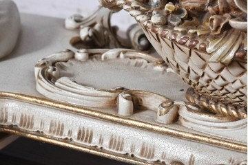 中古　イタリア製　美品　人物像と花籠装飾をあしらったガラス天板付きダイニングテーブル　(R-091161)