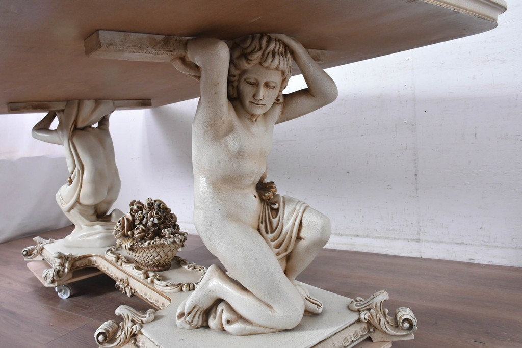 中古　イタリア製　美品　人物像と花籠装飾をあしらったガラス天板付きダイニングテーブル　(R-091161)