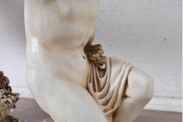中古　イタリア製　美品　人物像と花籠装飾をあしらったガラス天板付きダイニングテーブル　(R-091161)