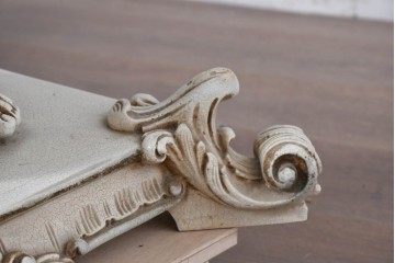 中古　イタリア製　美品　人物像と花籠装飾をあしらったガラス天板付きダイニングテーブル　(R-091161)