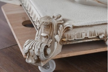 中古　イタリア製　美品　人物像と花籠装飾をあしらったガラス天板付きダイニングテーブル　(R-091161)