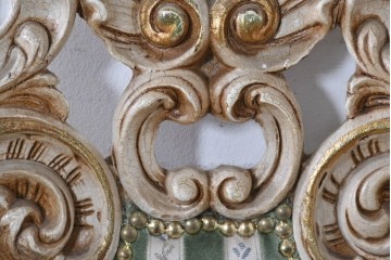 中古　イタリア製　美品　彫刻装飾が見事なストライプ張りのダイニングチェア4脚セット　(R-091162)
