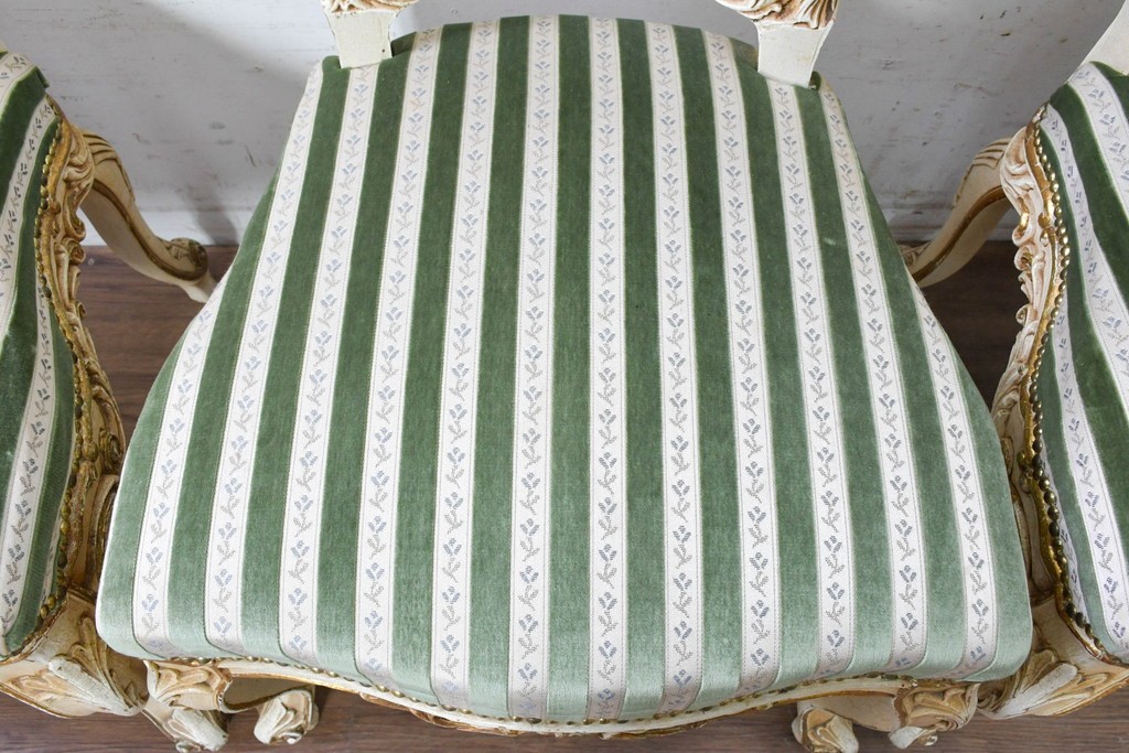 中古　イタリア製　美品　彫刻装飾が見事なストライプ張りのダイニングチェア4脚セット　(R-091162)