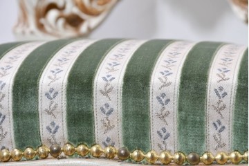 中古　イタリア製　美品　彫刻装飾が見事なストライプ張りのダイニングチェア4脚セット　(R-091162)