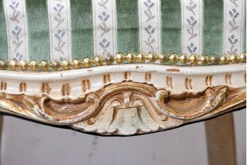 中古　イタリア製　美品　彫刻装飾が見事なストライプ張りのダイニングチェア4脚セット　(R-091162)